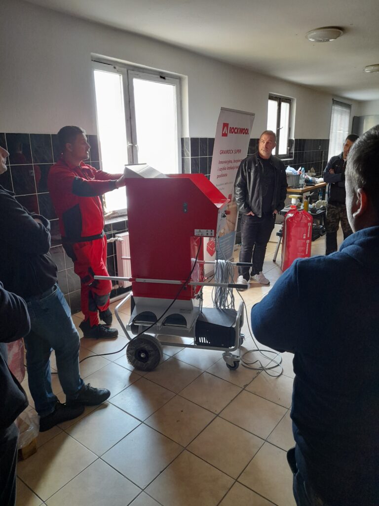 Szkolenie z nadmuchu izolacji wełną skalną Rockwool Granrock 2